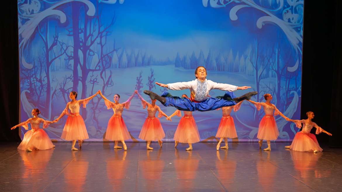 El Cascanueces de JAC Ballet emociona en su estreno con una versión luminosa e internacional del clásico navideño