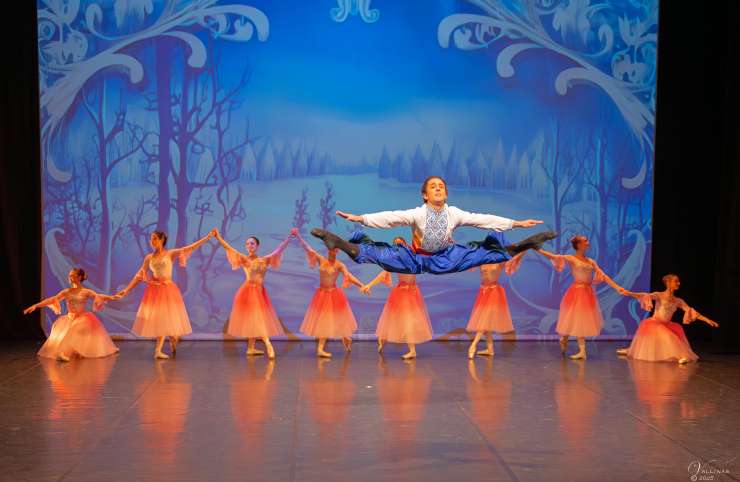 El Cascanueces de JAC Ballet emociona en su estreno con una versión luminosa e internacional del clásico navideño