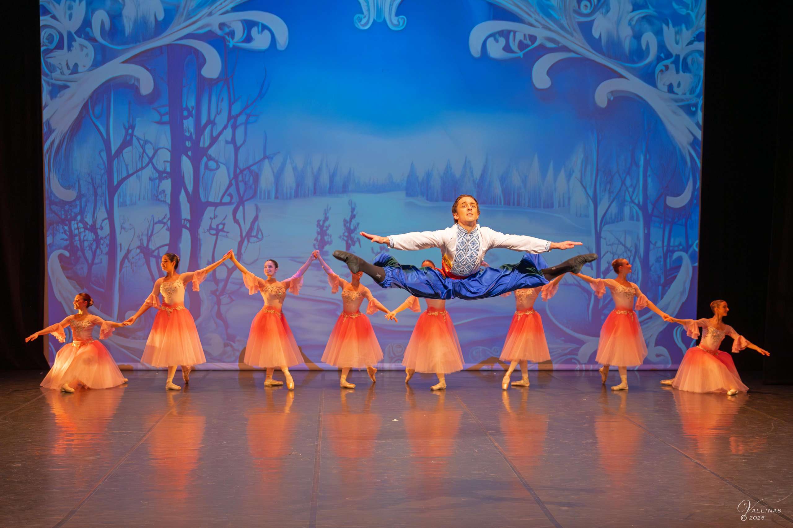 El Cascanueces de JAC Ballet emociona en su estreno con una versión luminosa e internacional del clásico navideño