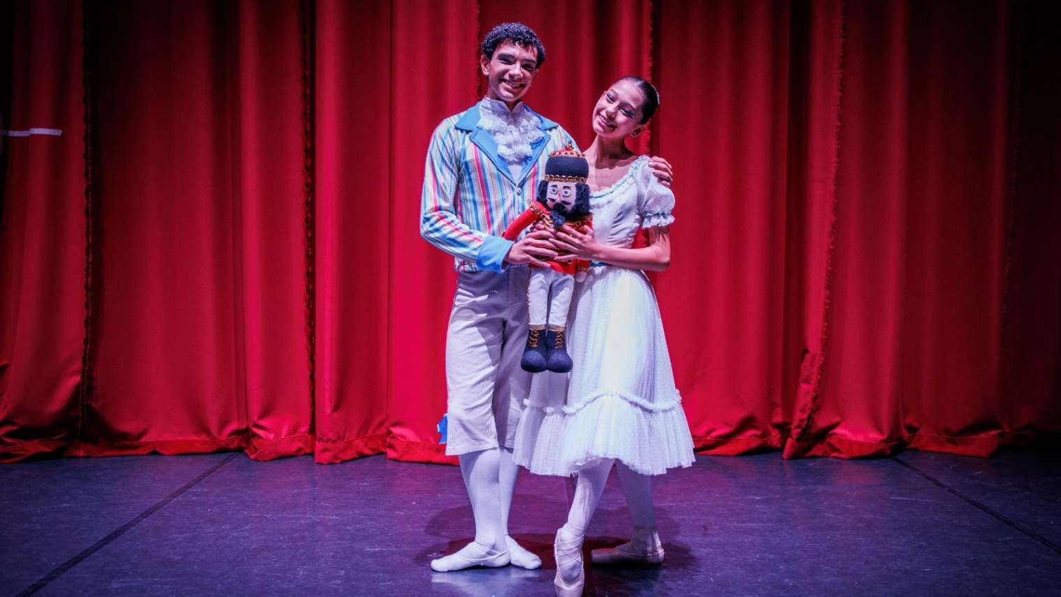 Salimos en Prensa – «Entre bambalinas de ‘el cascanueces’ el presente y el futuro de la danza conquistan su sueño en puntas» ABC Cultura