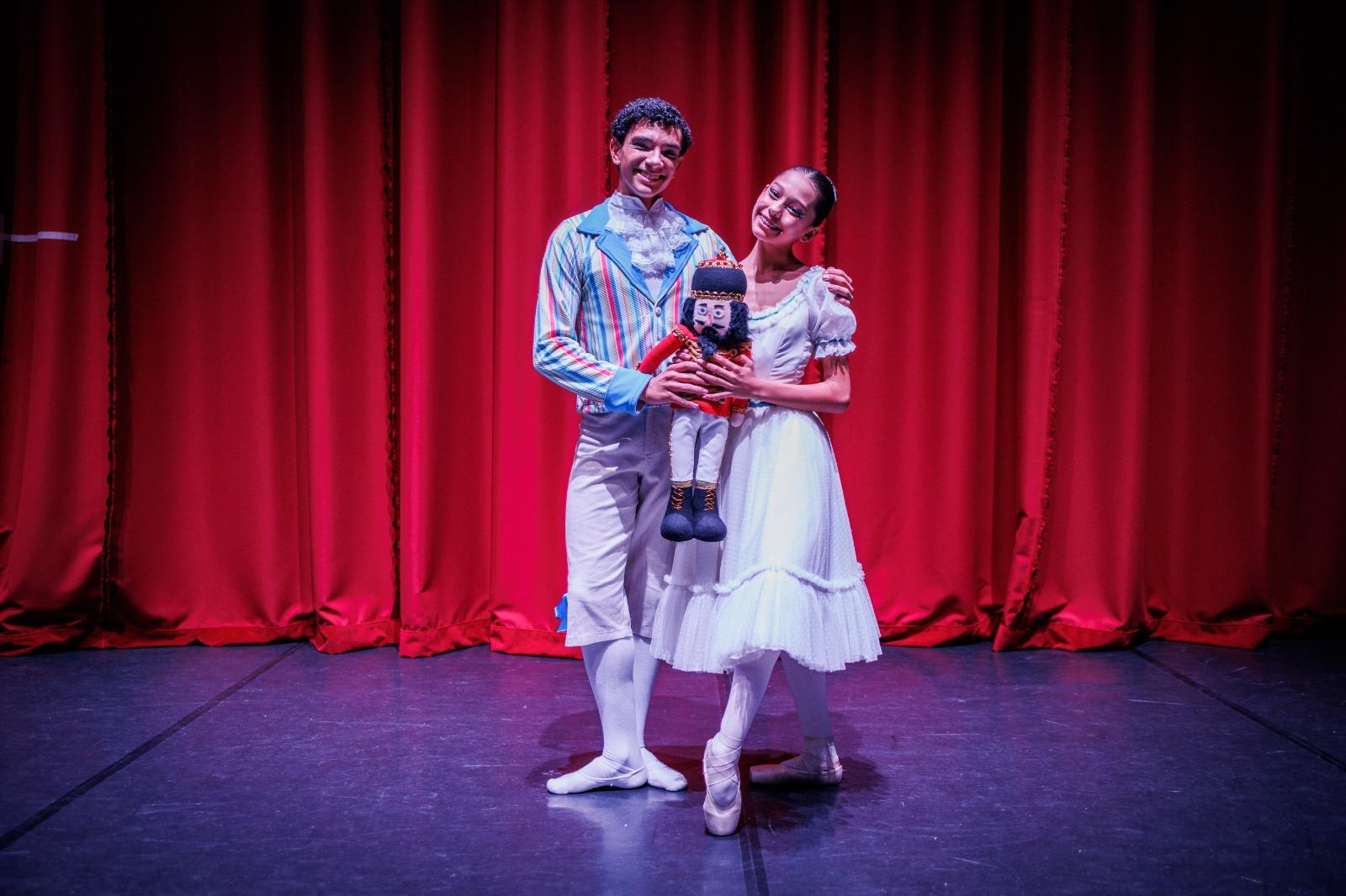 Salimos en Prensa – «Entre bambalinas de ‘el cascanueces’ el presente y el futuro de la danza conquistan su sueño en puntas» ABC Cultura